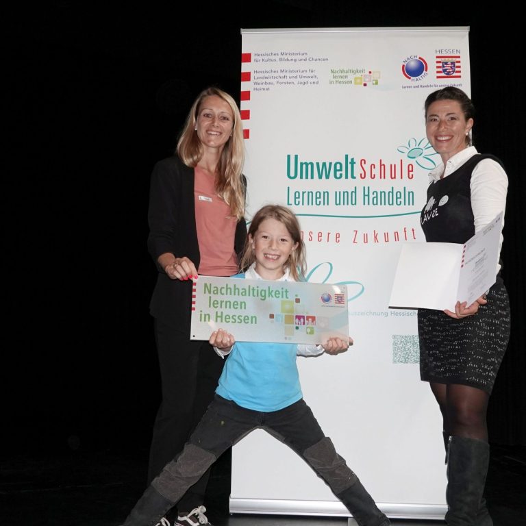 In großer Freude wurde am 10.9.2024 in Fulda von einer Mutter unserer Schule mit ihrem Sohn die Auszeichnung der Schule entgegengenommen und mit großer Freude aus der gesamten Schulgemeinschaft geteilt.